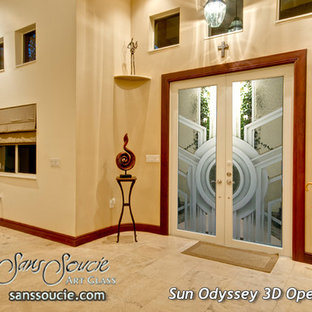 Idées déco pour une grande porte d'entrée éclectique avec un mur beige, un sol en travertin, une porte double et une porte en verre.