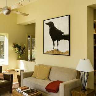 Inspiration för ett funkis vardagsrum, med gula väggar