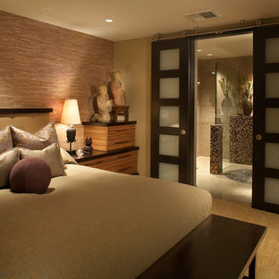 Idee per una camera matrimoniale etnica di medie dimensioni con pareti multicolore, moquette, nessun camino e pavimento marrone