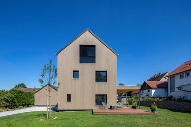 Modelo de fachada de casa gris y gris minimalista de tres plantas con revestimiento de madera, tejado a dos aguas, tejado de teja de barro y tablilla