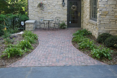 Example of a classic patio design in Milwaukee