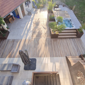 Spa encastré au centre d'une terrasse bois jardin contemporain et fonctionnel
