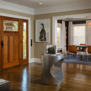 ロサンゼルスのコンテンポラリースタイルのおしゃれな玄関ロビー (茶色い壁、無垢フローリング) の写真
