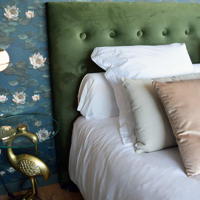 Une chambre élégante et apaisante, pensée pour offrir un confort exceptionnel et une immersion dans l’univers naturel de l’étang. La tête de lit en velours vert capitonné apporte une touche de raffine