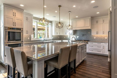 Kitchen - traditional kitchen idea in Orange County