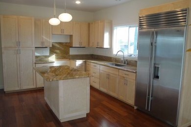 Open concept kitchen - mid-sized traditional l-shaped dark wood floor open concept kitchen idea in Hawaii with an undermount sink, shaker cabinets, light wood cabinets, granite countertops, stone slab backsplash, stainless steel appliances, beige backsplash and an island