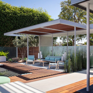 Großer Moderner Pool hinter dem Haus in rechteckiger Form mit Poolhaus und Betonplatten in San Diego