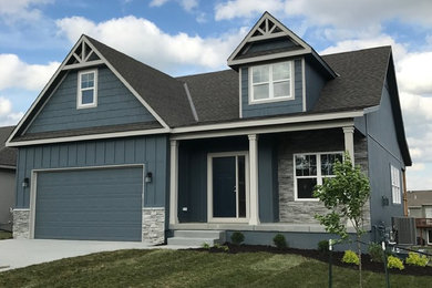 Example of a transitional home design design in Kansas City