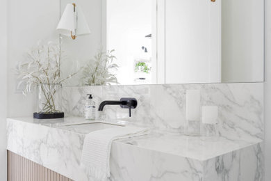 Moderne Gästetoilette mit profilierten Schrankfronten, hellbraunen Holzschränken, weißer Wandfarbe, Unterbauwaschbecken, Marmor-Waschbecken/Waschtisch, grauem Boden, bunter Waschtischplatte und schwebendem Waschtisch in Vancouver