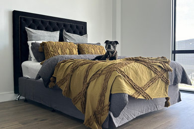 Идея дизайна: спальня среднего размера на антресоли в стиле лофт с белыми стенами, пробковым полом и коричневым полом