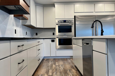 Trendy kitchen photo in Omaha