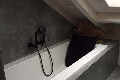 Modernes Badezimmer En Suite mit grauer Wandfarbe und Betonboden in Sonstige