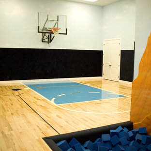 ソルトレイクシティの大きいトランジショナルスタイルのおしゃれな室内コート (マルチカラーの壁、合板フローリング) の写真