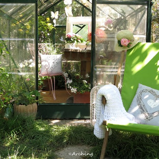 Exemple d'un petit jardin romantique.