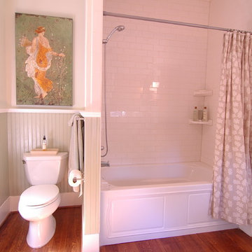 Bungalow Bathroom with paneled alcove bathtub