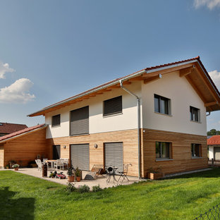 Mittelgroßes, Weißes, Zweistöckiges Modernes Einfamilienhaus mit Mix-Fassade, Satteldach und Ziegeldach in München