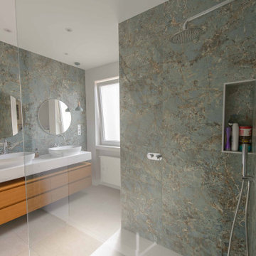 Baño con paredes porcelánico gran formato