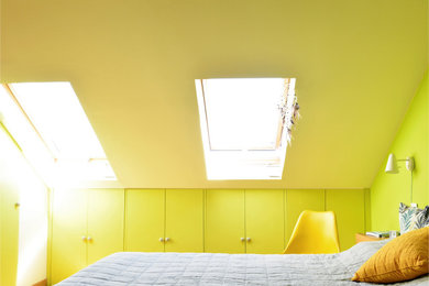 Ejemplo de dormitorio principal, abovedado y blanco y madera mediterráneo de tamaño medio con paredes verdes, suelo de madera en tonos medios y suelo marrón