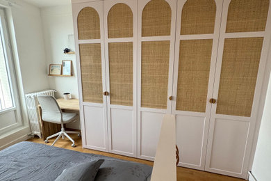 Aménagement d'un dressing et rangement moderne.