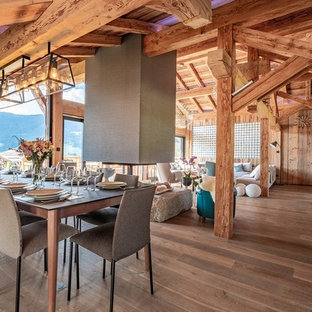 グルノーブルのラスティックスタイルのLDKの画像 (茶色い壁、濃色無垢フローリング、茶色い床)