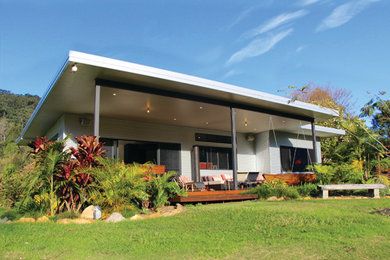 This is an example of a mid-sized contemporary one-storey grey exterior in Sydney with metal siding.
