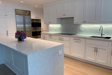 Example of a minimalist kitchen design in New York
