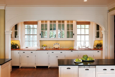 This is an example of a traditional kitchen in Atlanta.