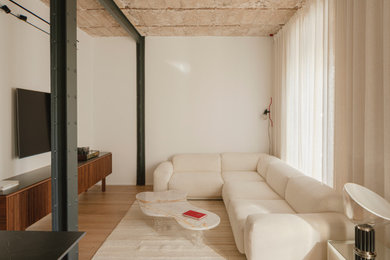 Ejemplo de salón abierto y beige y blanco moderno de tamaño medio con paredes blancas, televisor colgado en la pared, suelo marrón, vigas vistas y cortinas