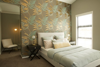 他の地域にある中くらいなモダンスタイルのおしゃれな主寝室 (緑の壁、カーペット敷き、グレーの床、壁紙)