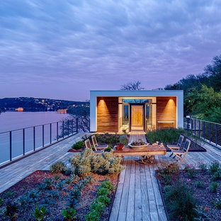 オースティンの大きいモダンスタイルのおしゃれな屋上のデッキ (壁面緑化、日よけなし) の写真