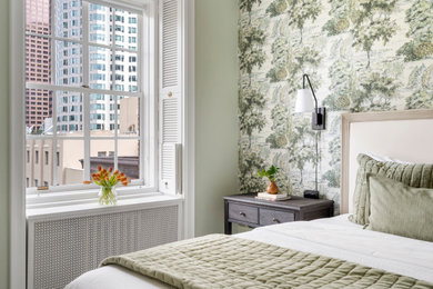 Foto de habitación de invitados clásica de tamaño medio sin chimenea con paredes verdes, moqueta, suelo verde y papel pintado