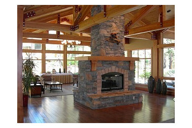 Example of a classic living room design in Montreal