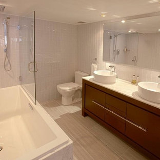 Badezimmer mit Glasfliesen und bunten Wänden Ideen, Design & Bilder