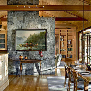 ポートランド(メイン)の中サイズのアジアンスタイルのLDKの画像 (無垢フローリング、標準型暖炉、石材の暖炉まわり)