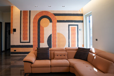 Ispirazione per un soggiorno minimalista di medie dimensioni con pareti multicolore, pavimento in gres porcellanato, TV a parete, pavimento marrone, soffitto ribassato e carta da parati