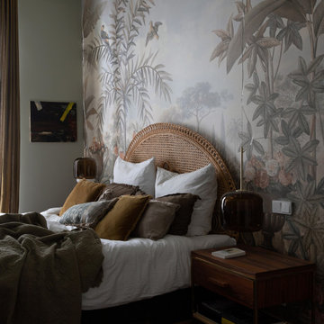 Schlafzimmer mit Korb-betthaupt und Mustertapete im Bohemian Stil