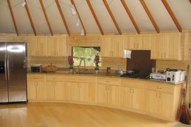 Kitchen - traditional kitchen idea in Hawaii