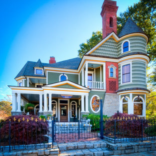 Mittelgroßes, Drei- oder mehrstöckiges, Grünes Klassisches Haus mit Holzfassade in Atlanta