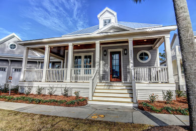 Mid-sized transitional home design in Wilmington.