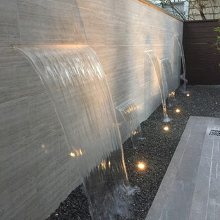 ジャクソンビルの小さいコンテンポラリースタイルのおしゃれな裏庭のテラス (噴水、真砂土舗装、日よけなし) の写真