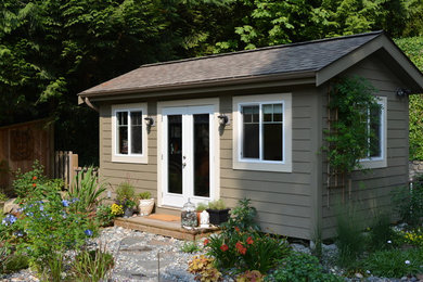 Home office - traditional home office idea in Vancouver