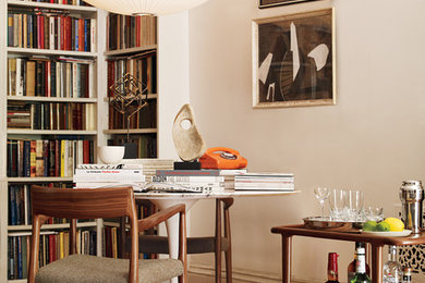 Dining room - mid-century modern dining room idea in New York