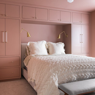 Foto på ett funkis huvudsovrum, med rosa väggar, heltäckningsmatta och beiget golv