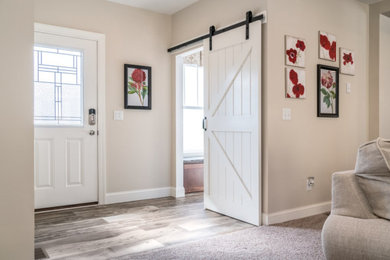 Ejemplo de distribuidor actual de tamaño medio con suelo de linóleo, puerta simple y puerta blanca