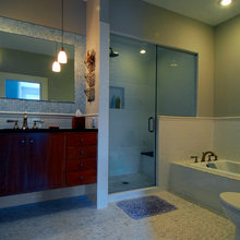 1613 Hobart Bathrooms