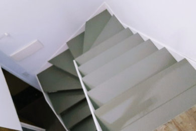 На фото: п-образная лестница среднего размера в стиле модернизм с мраморными ступенями без подступенок