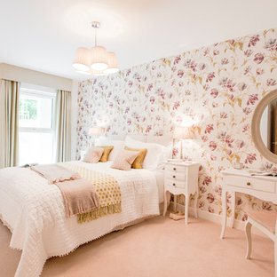 Cette photo montre une chambre avec moquette chic de taille moyenne avec un mur multicolore, aucune cheminée et un sol rose.