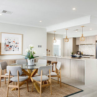 パースのコンテンポラリースタイルのLDKの画像 (グレーの壁)