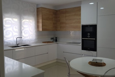 Muebles lacado blanco brillo y laminado madera