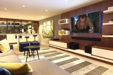 Ejemplo de salón con barra de bar cerrado minimalista de tamaño medio con televisor colgado en la pared y suelo de madera clara